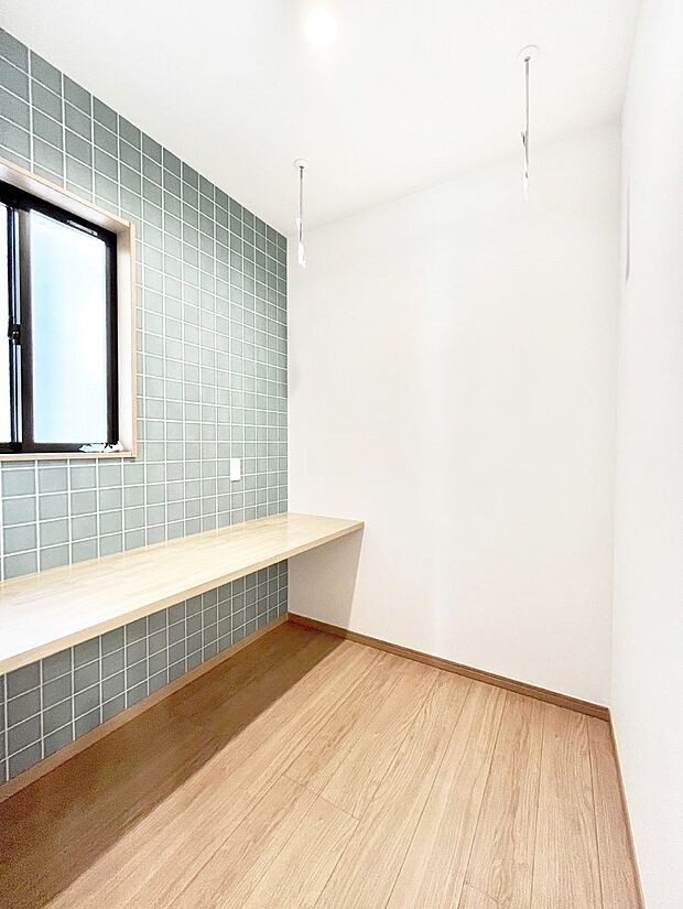 【家事室】広々とした家事室はリネン庫としても活用できます！