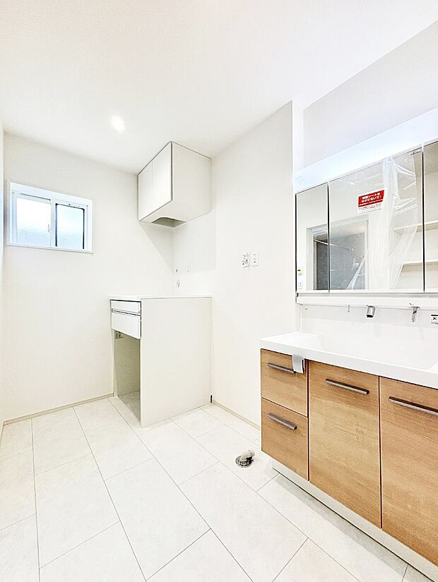 【脱衣場】清潔感ある洗面化粧室で朝の身支度も快適