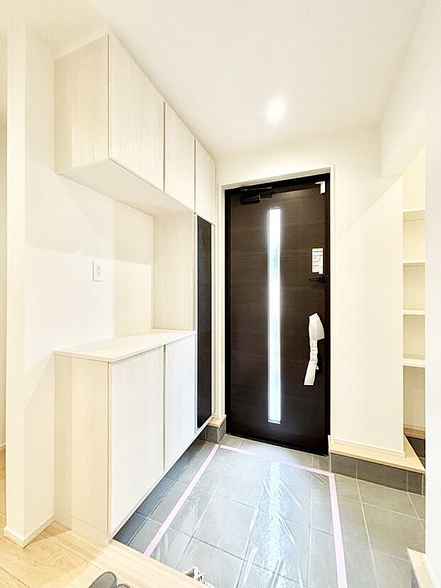 【玄関】ガラススリットの入った玄関ドアが室内に光を届けてくれます