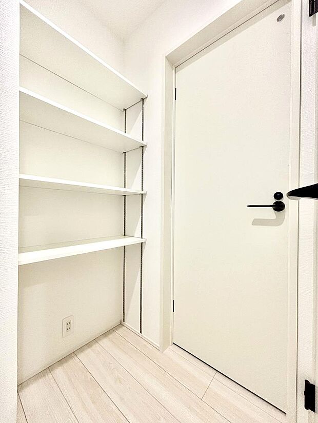 【廊下収納】廊下収納。掃除道具や季節の小物を収納することができます。