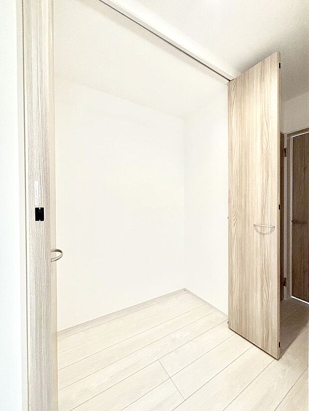 【廊下収納】廊下収納。掃除道具や季節の小物を収納することができます。