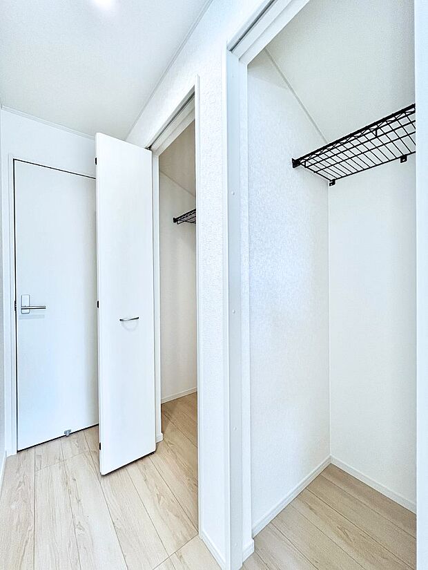 【収納】洋室のクローゼット。奥行きがあるので厚手の衣類もすっきり収まります。