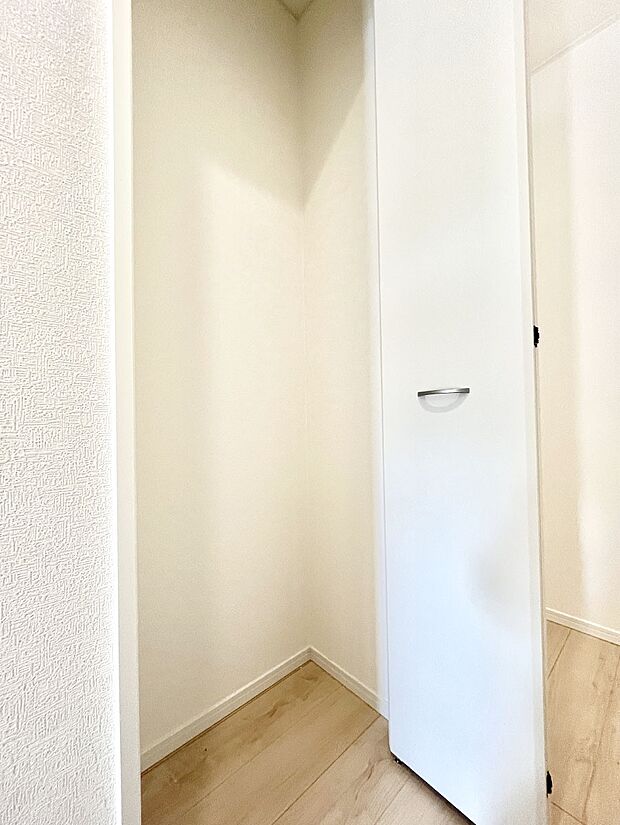 【廊下収納】廊下収納。掃除道具や季節の小物を収納することができます。