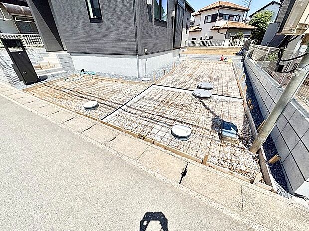 【駐車場】駐車2台可能!急なお客様の駐車に。また、ご家族の自転車スペースとしても大活躍。