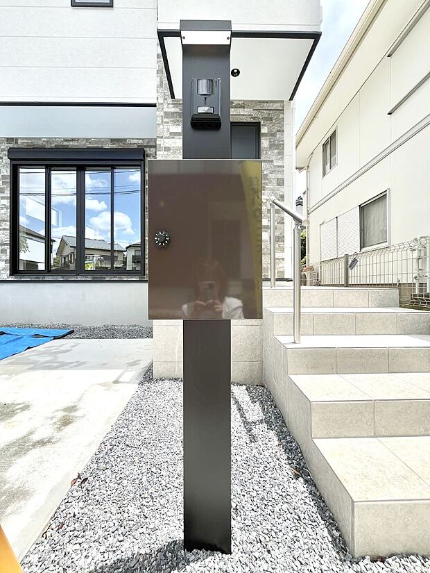 【その他現地】シンプルデザインのポスト。