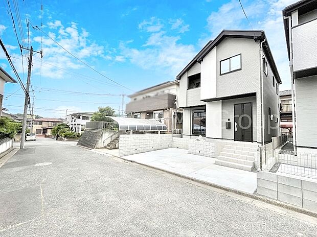 【前面道路含む現地写真】前面道路はきちんと整備されています  