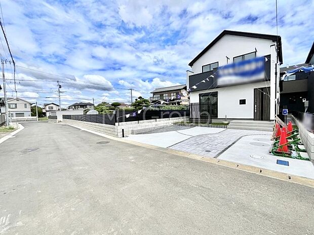 【前面道路含む現地写真】見通しの良さとともに、街並みに開放感を与えてくれます。