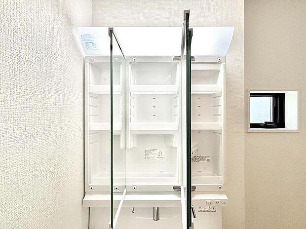 【三面鏡裏収納】三面鏡の裏に、化粧品や衛生用品などを収納可能。洗面台をすっきりと保ちます！