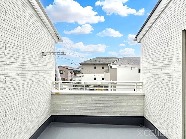 【バルコニー】暖かな陽光が降り注ぐバルコニーはお洗濯におすすめ。爽やかな風も心地よいです。 