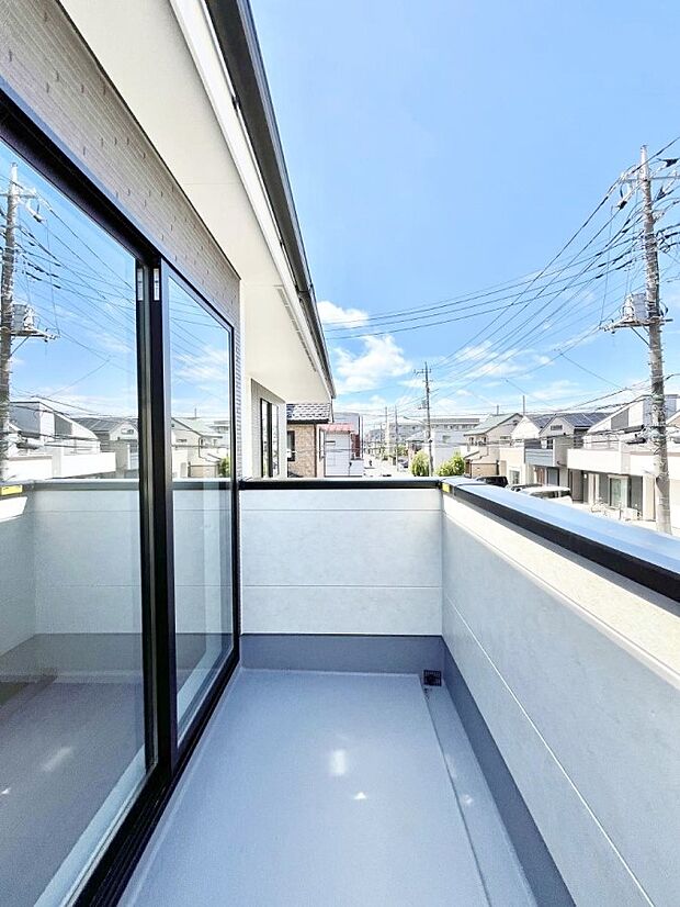 【バルコニー】広々バルコニーでお洗濯物が気持ちよく乾きます。