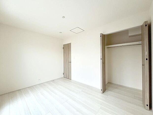 【寝室】収納が充実しているので居住スペースを広々使えます  
