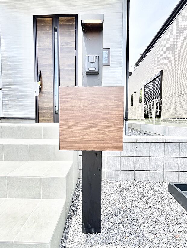 【その他現地】シンプルデザインのポスト。