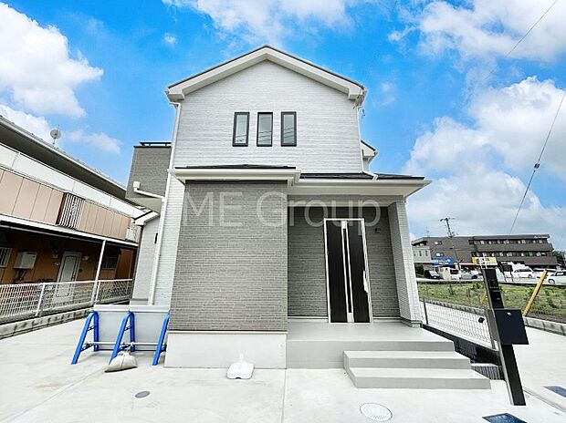 【現地外観写真】シンプルで落ち着きのある建物は住むかたの個性でオリジナルなものになっていきます。 