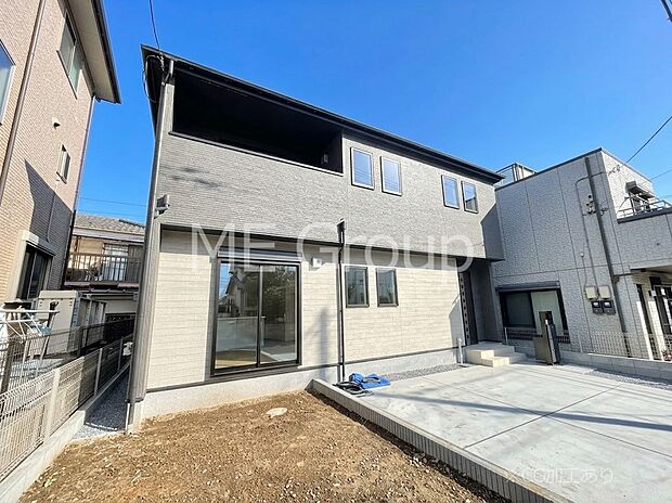 【現地外観写真】洗練された外観、上質な住空間が広がる室内は永く安心して過ごせる住居です。 