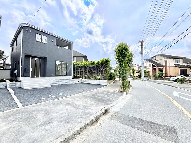 【前面道路含む現地写真】見通しの良さとともに、街並みに開放感を与えてくれます。 