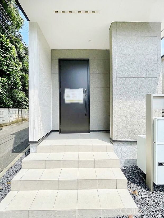 【玄関】玄関前は雨が降っても濡れにくい屋根付き
