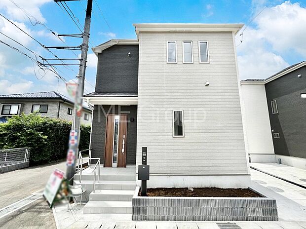 【現地外観写真】シンプルで落ち着きのある建物は住むかたの個性でオリジナルなものになっていきます。