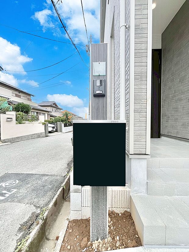 【その他現地】シンプルデザインのポスト。
