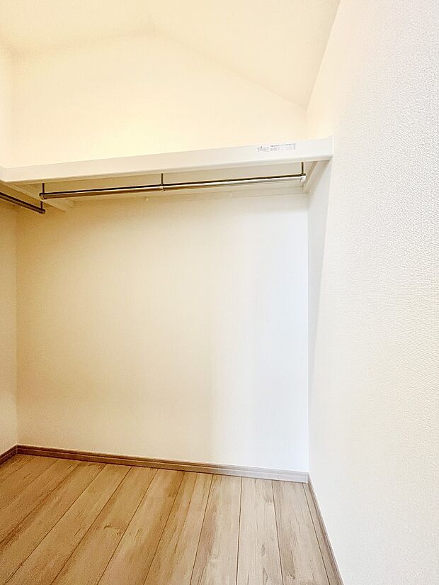 【ウォークインクローゼット】ウォークインクローゼット付きで生活空間を広く利用できます。