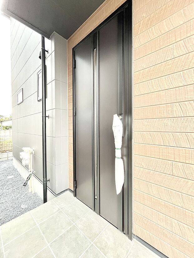 【玄関】大切な家族、来客を出迎える玄関。