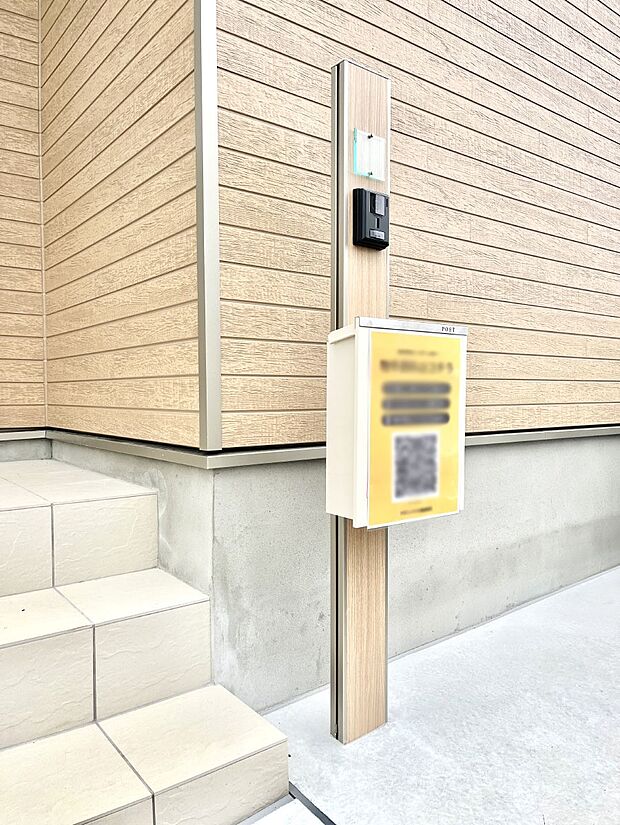 【その他現地】シンプルデザインのポスト。
