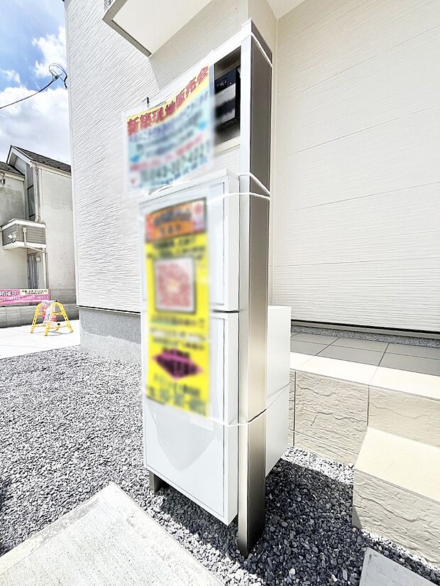 【その他現地】表札・インターホン・ポスト・宅配ＢＯＸをひとつに集約。エントランスになじむシンプルデザイン。