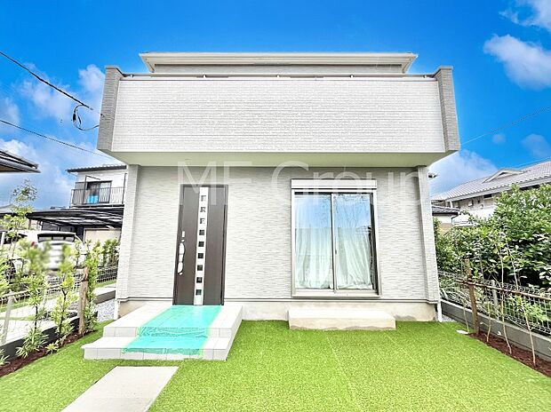 【現地外観写真】堂々完成!たっぷりの陽光と開放感に包まれる明るい住まい。