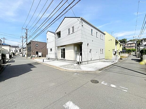 【前面道路含む現地写真】角地なので日当たりも良く、お家が堂々として見えます。