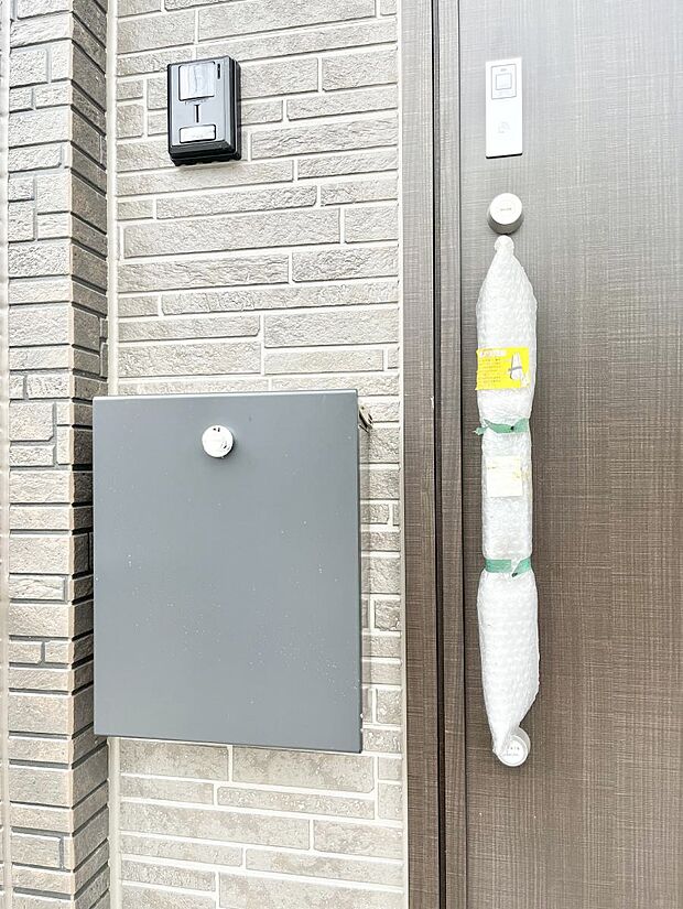 【その他現地】シンプルデザインのポスト。