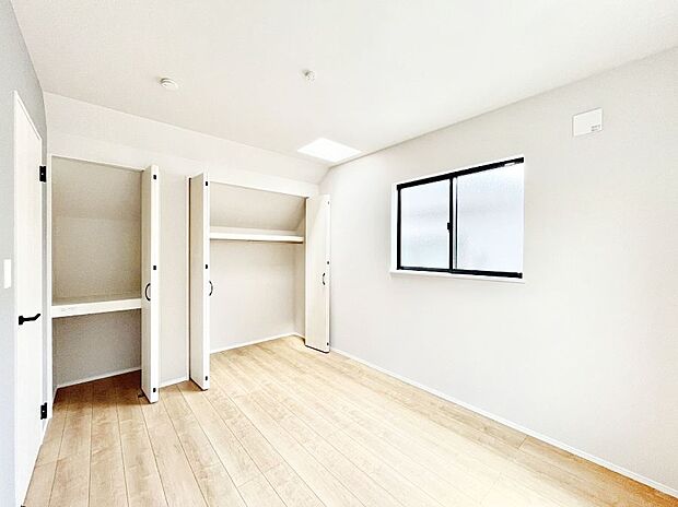 【寝室】クローゼット付きのお部屋で充実したプライベート時間を過ごせます。