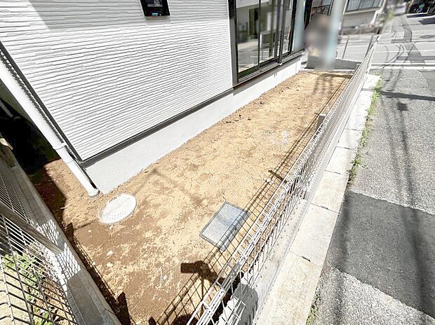 【庭】ちょっとしたスペースを設けることによって敷地にゆとりが生まれます