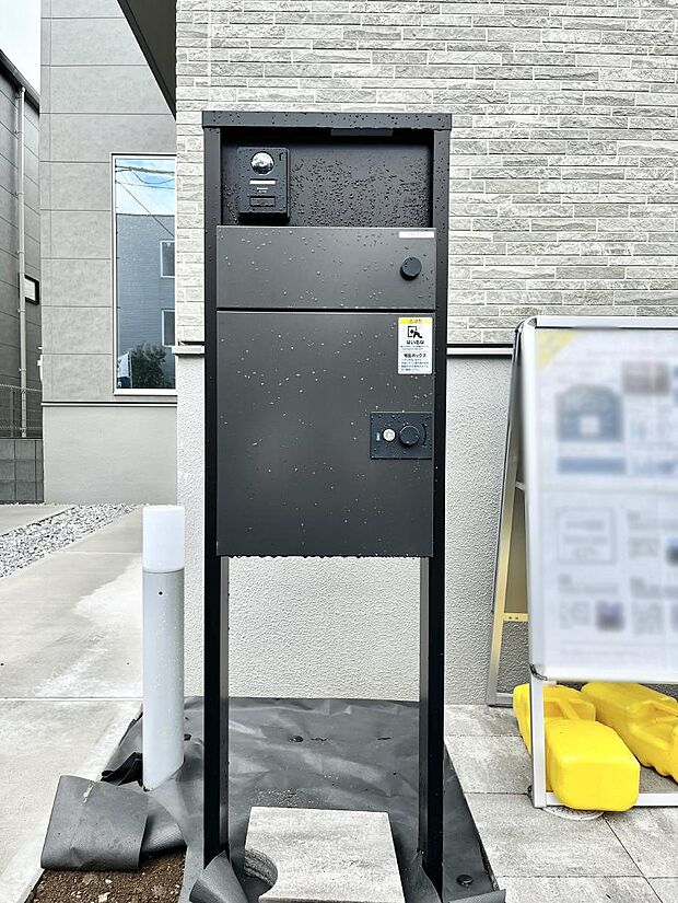 【その他現地】シンプルデザインのポスト。