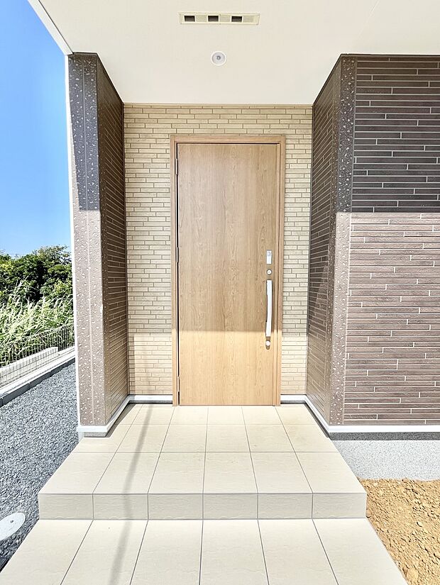 【玄関】大切な家族、来客を出迎える玄関。