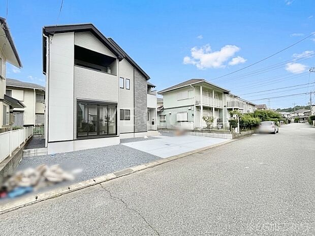 【前面道路含む現地写真】見通しの良さとともに、街並みに開放感を与えてくれます。