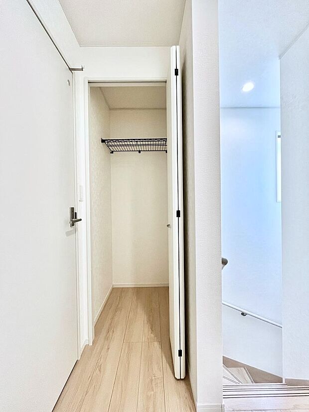【廊下収納】廊下収納。掃除道具や季節の小物を収納することができます。