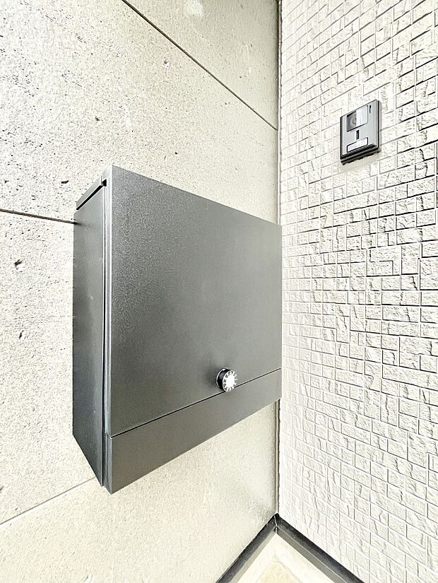 【その他現地】シンプルデザインのポスト。