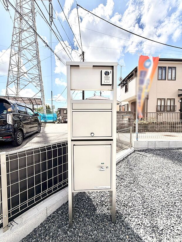 【その他現地】シンプルデザインのポスト。