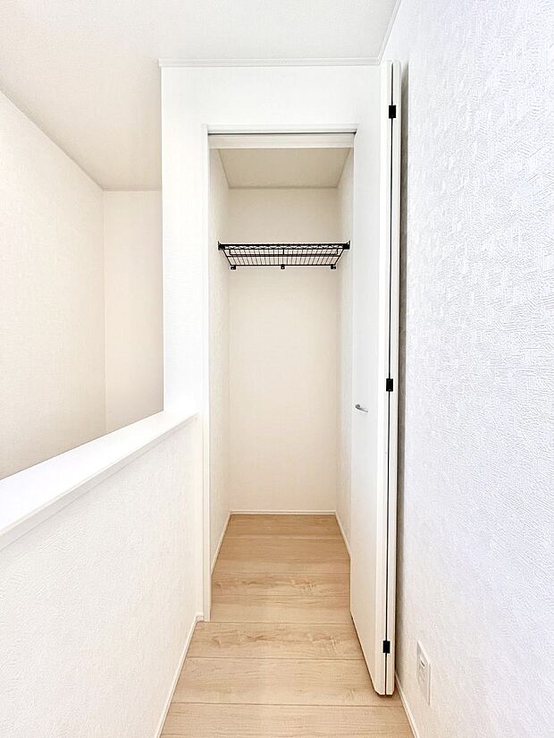 【廊下収納】廊下収納。掃除道具や季節の小物を収納することができます。