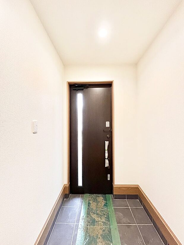 【玄関】明るい玄関はお客様をお出迎えするのにぴったりです!