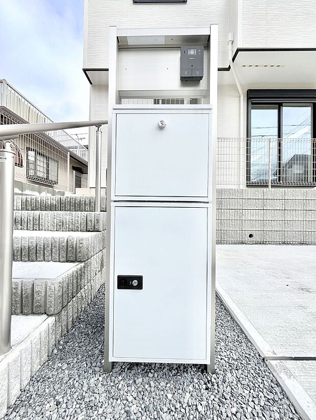 【その他現地】シンプルデザインのポスト。