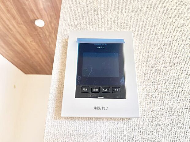 【TVモニター付きインターフォン】訪問者が一目でわかる安心のＴＶモニター付きインターホン。 