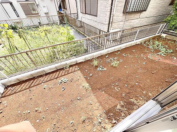【庭】ガーデニングや家庭菜園も楽しめるお庭付き。