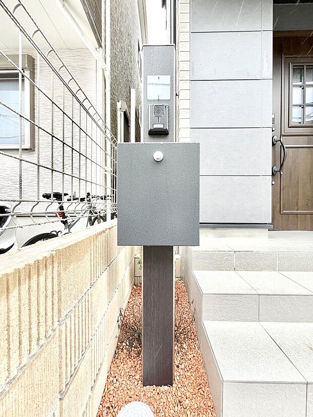【その他現地】シンプルデザインのポスト。
