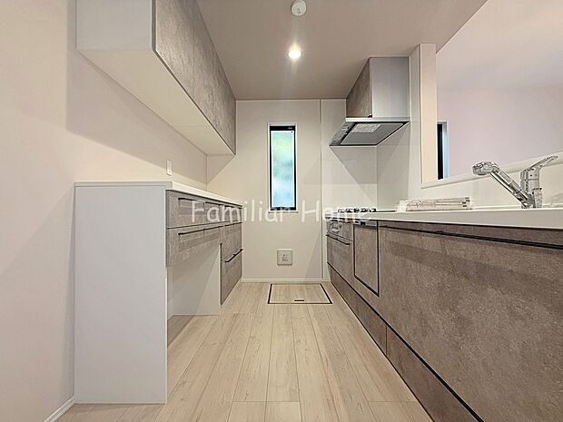 【キッチン】キッチン システムキッチンとコラボした美しく機能的なカップボード(バックカウンターキッチン)。お料理に欠かせない電化製品も、食器類も、キッチン内部に綺麗に収まります。