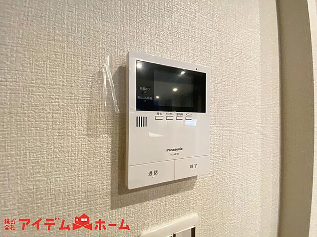 【TVモニター付インターフォン】奥様やお子さんのみの在宅も安心。ボタンひとつで通話が可能です。
突然の来訪も時間帯に関係なく鮮明な画像で確認することが出来ます。