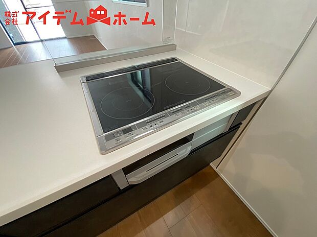 【IHコンロ】お手入れ簡単なIHコンロ。
火を使わないから、空気の対流による油の飛び散りを抑えられます。
壁や換気扇も汚れにくいから、油汚れを気にせずに揚げ物料理がつくれます。
夏場でも料理中に暑くなりにくく涼しく料理ができます。