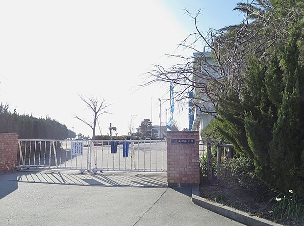 西尾市立一色南部小学校(約1,040m)