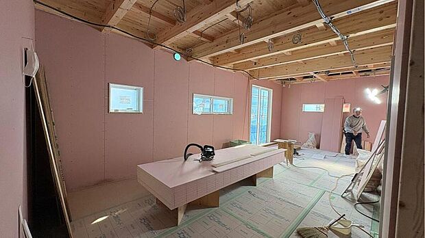 3月撮影
LDKは18帖の広さを確保。
ご家族が集う場所だからこそ、広く快適にお過ごしいただけます♪
完成前からも平日・土日共にご見学可能です。