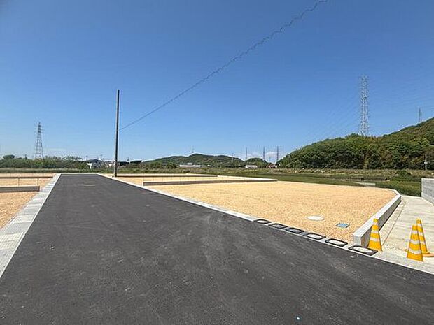 分譲地内道路は約6m確保しており、車同士のすれ違いも安心ですね。