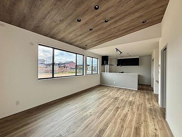 【リビング】約18.4帖の広々LDKは、家族が自然と集まる心地よい空間。 ダイニングとリビングをゆったり配置でき、日々の暮らしにゆとりと開放感をもたらします。